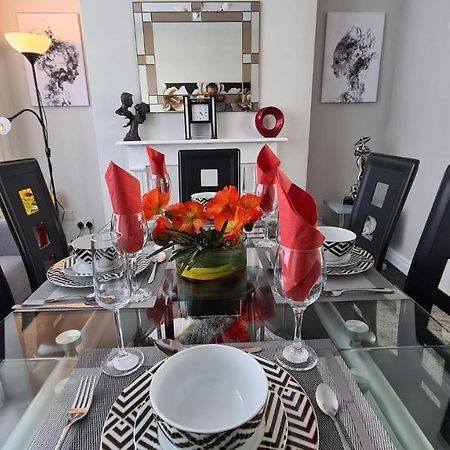 Stunning Holiday Home. Free Parking. Манчестър Екстериор снимка