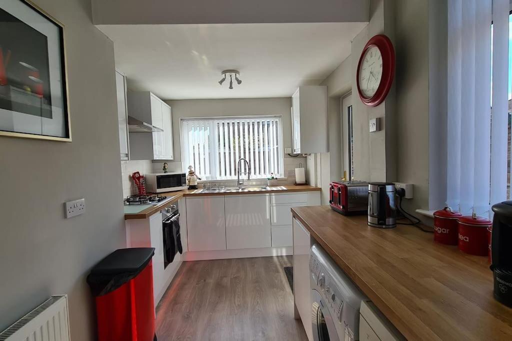 Stunning Holiday Home. Free Parking. Манчестър Екстериор снимка