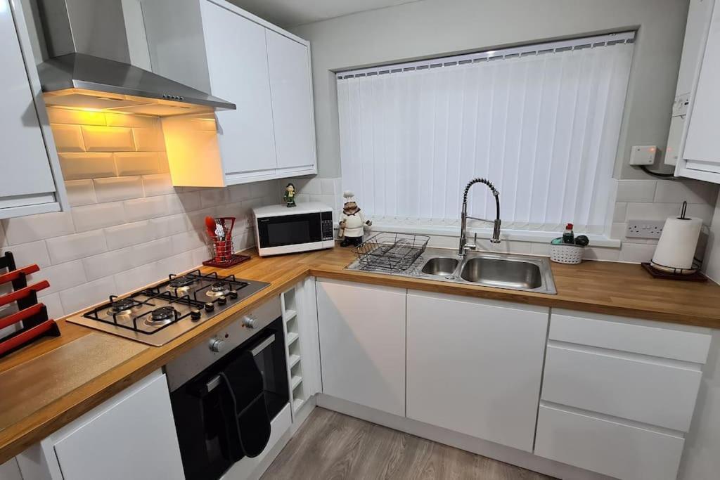 Stunning Holiday Home. Free Parking. Манчестър Екстериор снимка