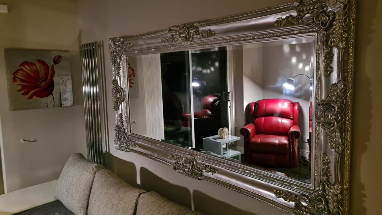 Stunning Holiday Home. Free Parking. Манчестър Екстериор снимка