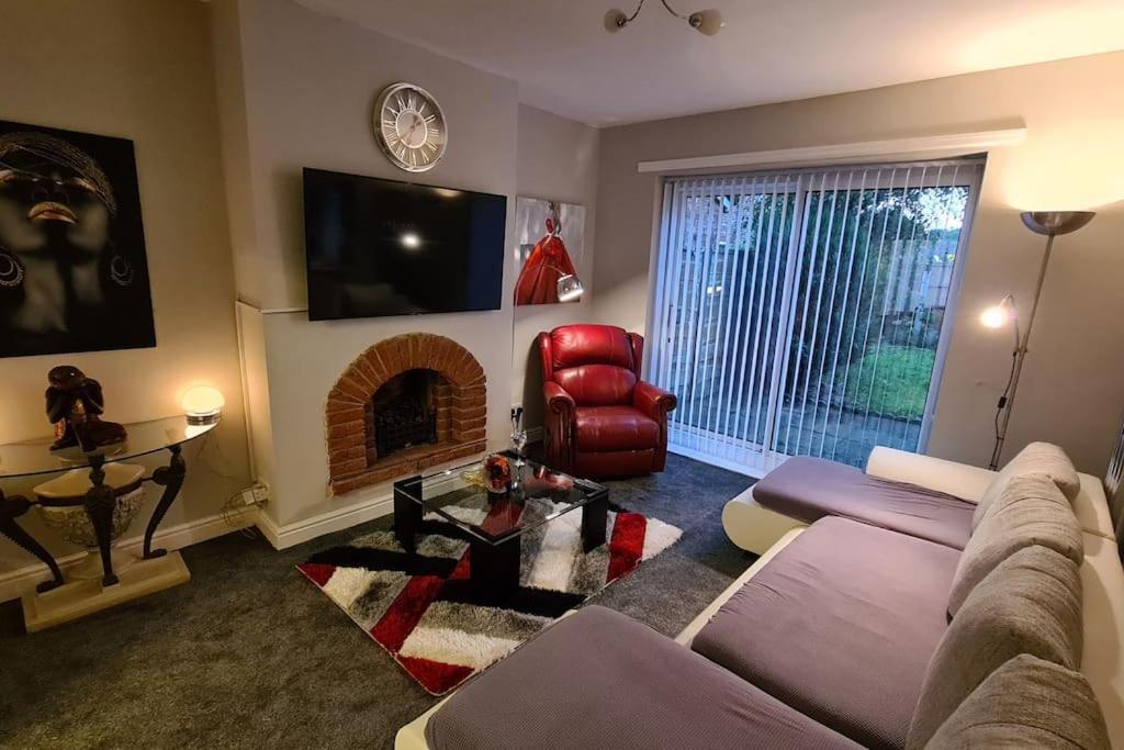 Stunning Holiday Home. Free Parking. Манчестър Екстериор снимка