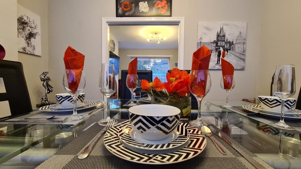 Stunning Holiday Home. Free Parking. Манчестър Екстериор снимка