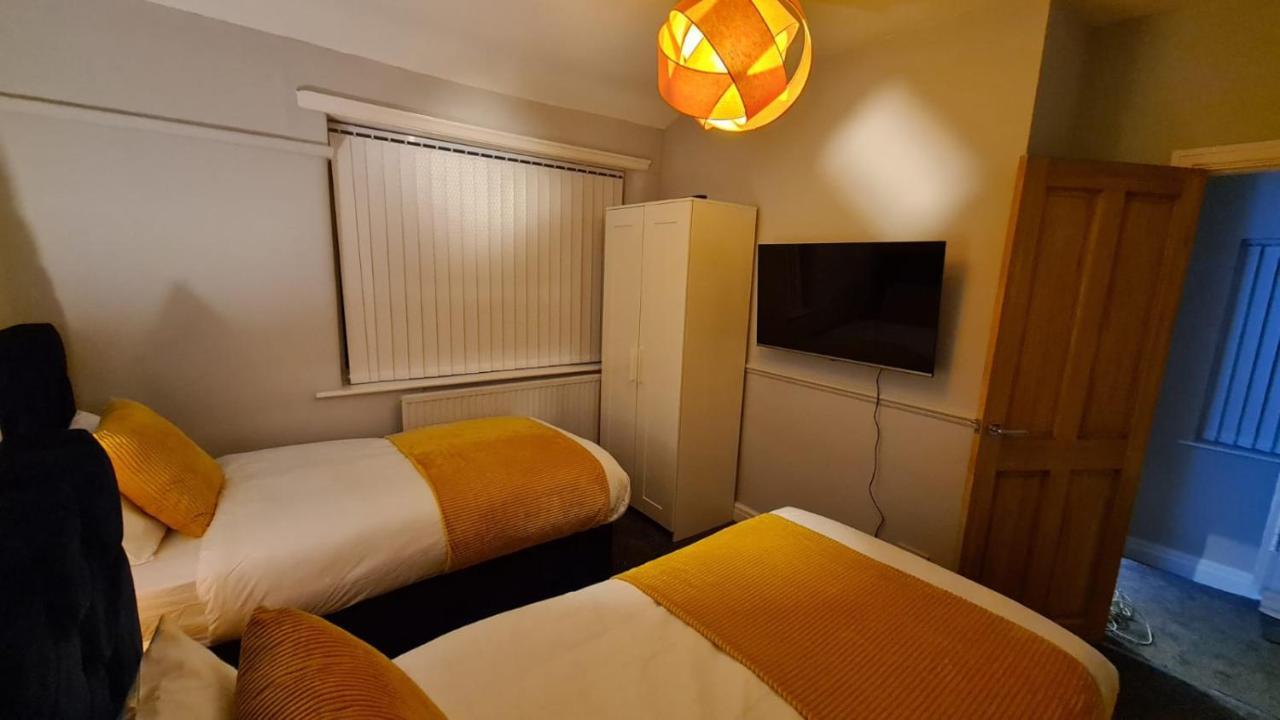 Stunning Holiday Home. Free Parking. Манчестър Екстериор снимка