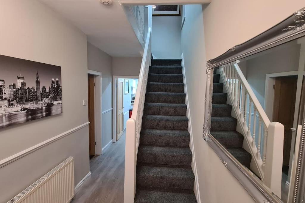 Stunning Holiday Home. Free Parking. Манчестър Екстериор снимка
