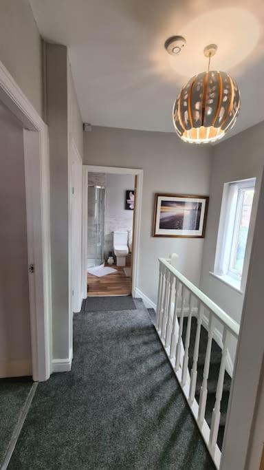 Stunning Holiday Home. Free Parking. Манчестър Екстериор снимка