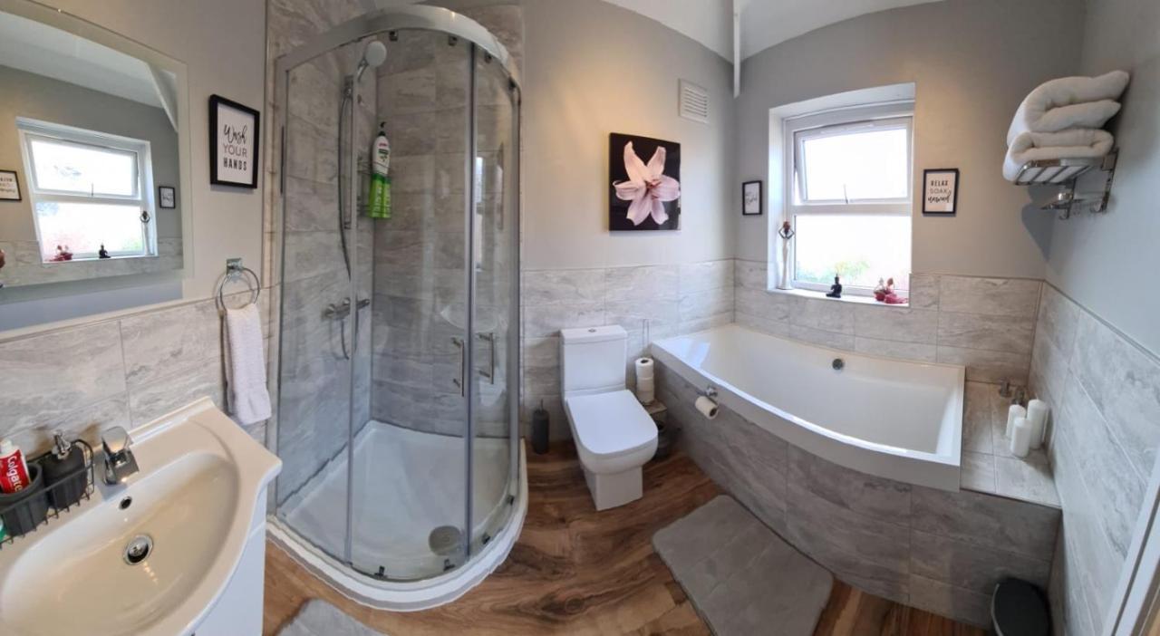 Stunning Holiday Home. Free Parking. Манчестър Екстериор снимка