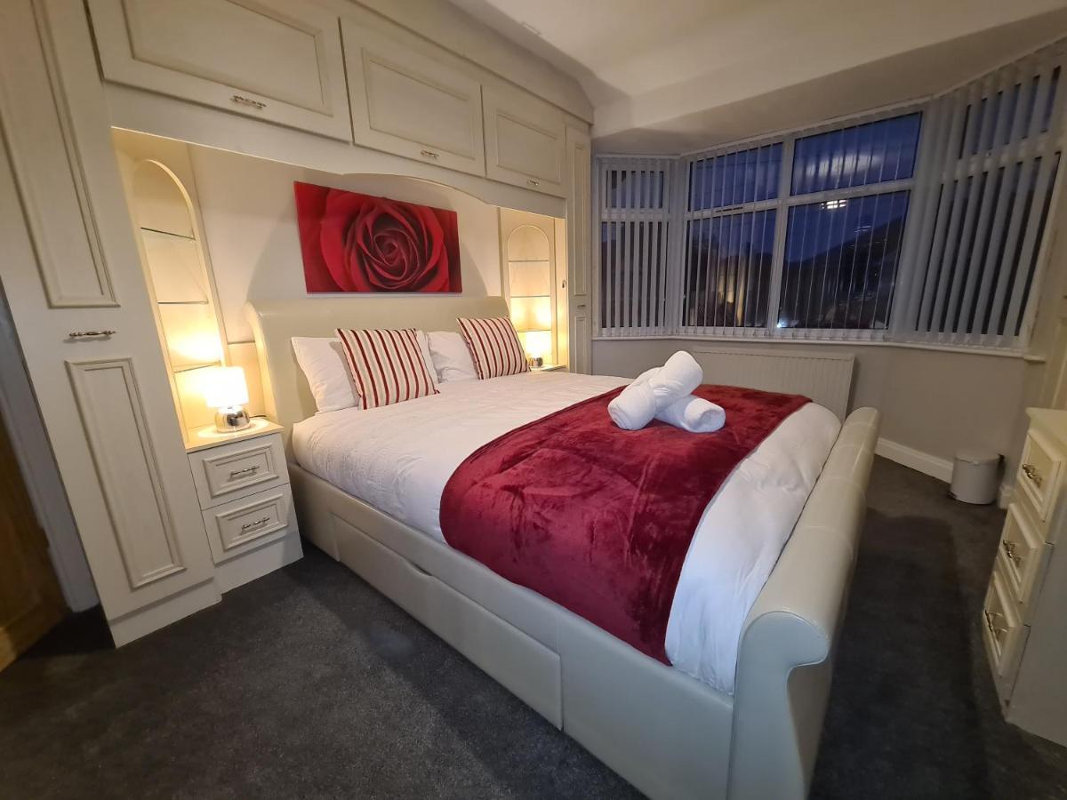 Stunning Holiday Home. Free Parking. Манчестър Екстериор снимка