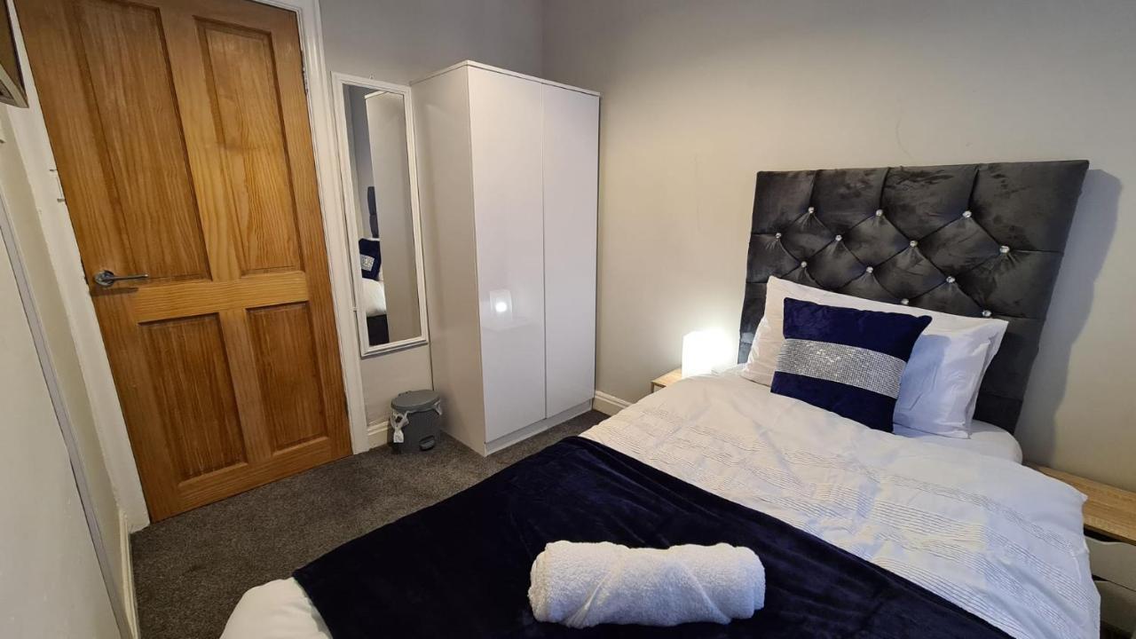 Stunning Holiday Home. Free Parking. Манчестър Екстериор снимка