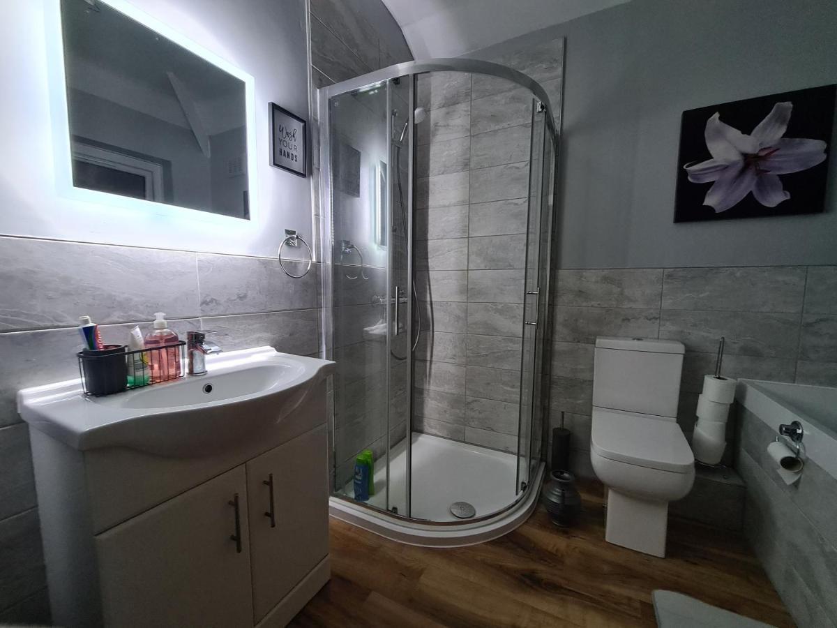 Stunning Holiday Home. Free Parking. Манчестър Екстериор снимка