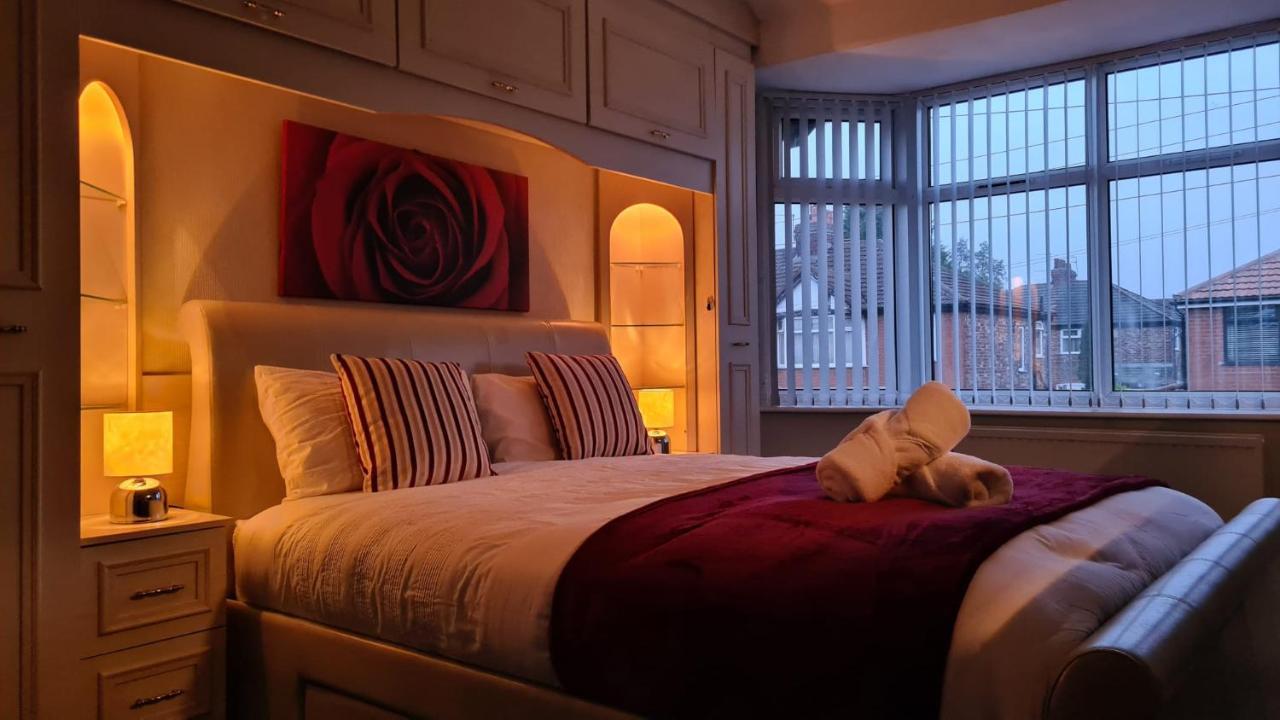 Stunning Holiday Home. Free Parking. Манчестър Екстериор снимка