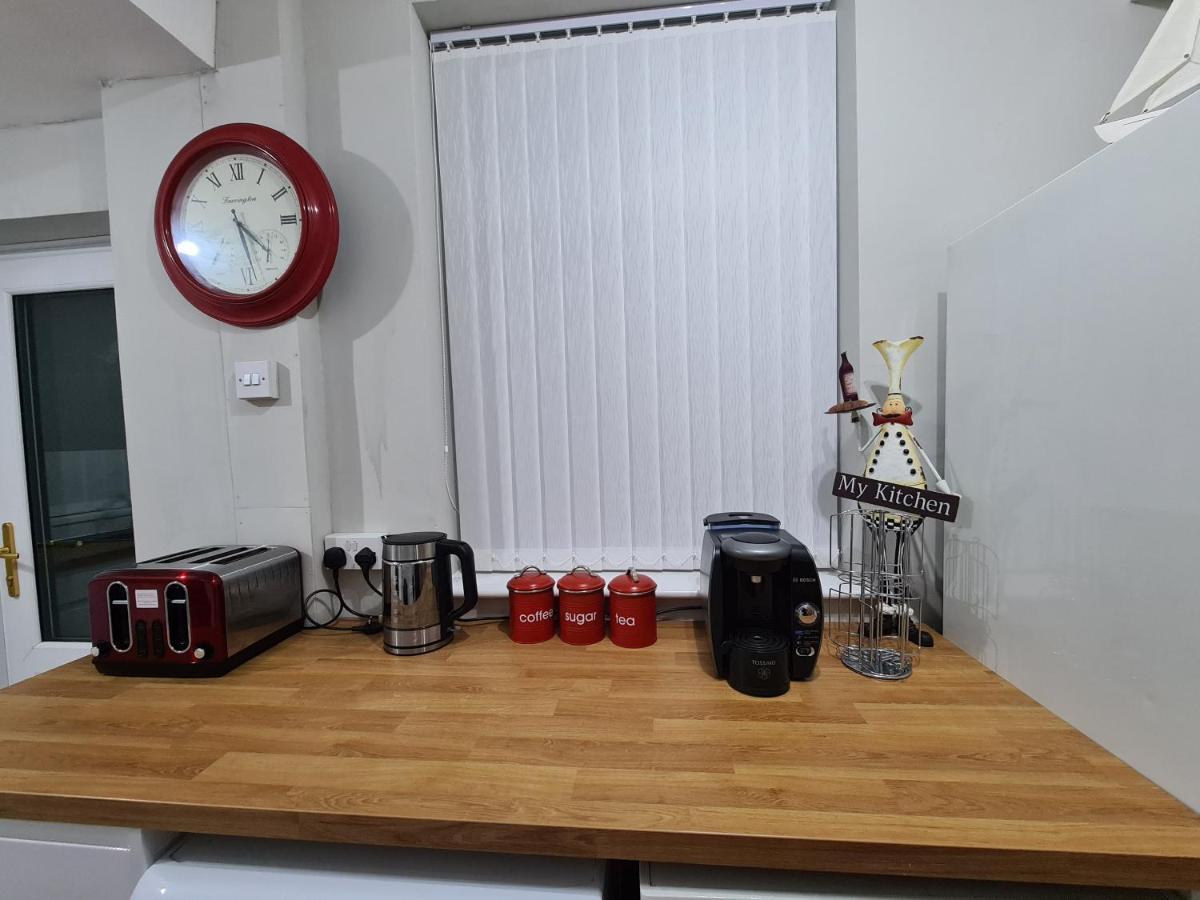 Stunning Holiday Home. Free Parking. Манчестър Екстериор снимка